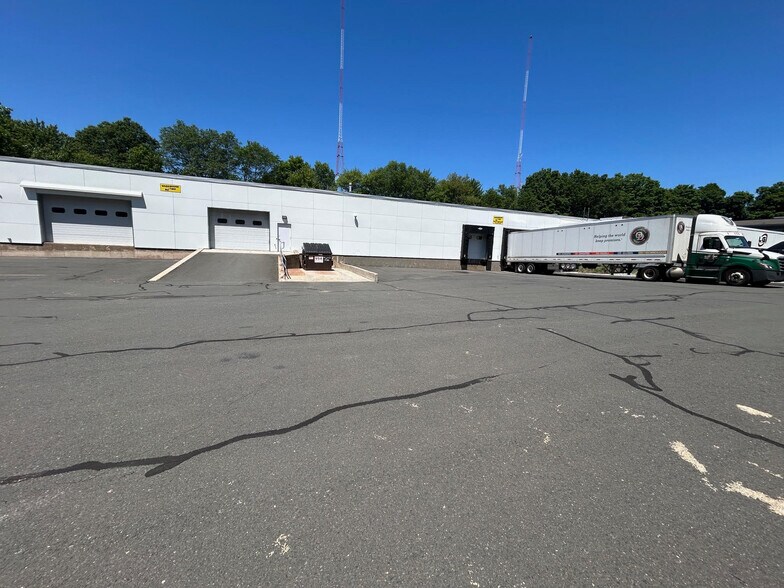 6 Britton Dr, Bloomfield, CT à louer - Photo de l’immeuble – Image 2 sur 34