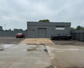 2401 S Gulley Rd, Dearborn, MI à louer - Photo de l’immeuble – Image 3 sur 31