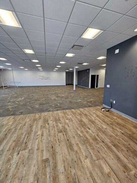 1130 E Walnut St, Carbondale, IL à louer - Hall d’entrée – Image 2 sur 12