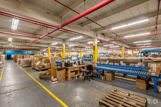 60-15 Little Neck Pky, Little Neck, NY à louer Photo intérieure– Image 2 sur 3