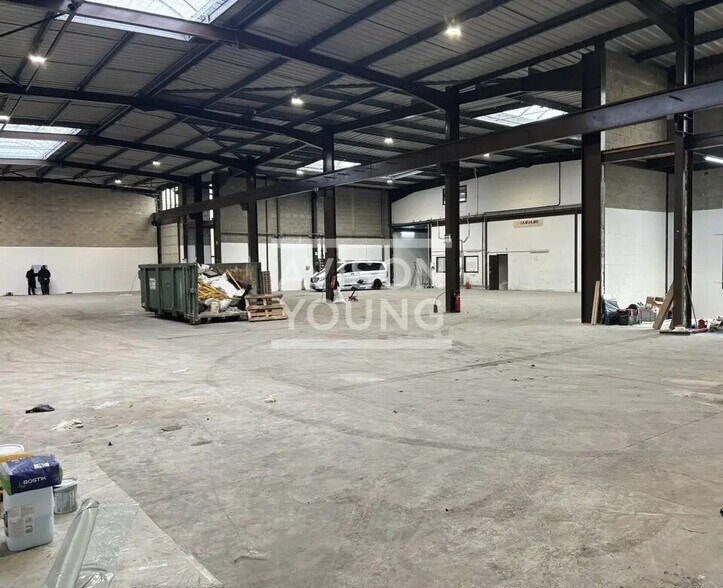 Local d’activités dans Le Thillay à louer - Photo de l’immeuble – Image 1 sur 6