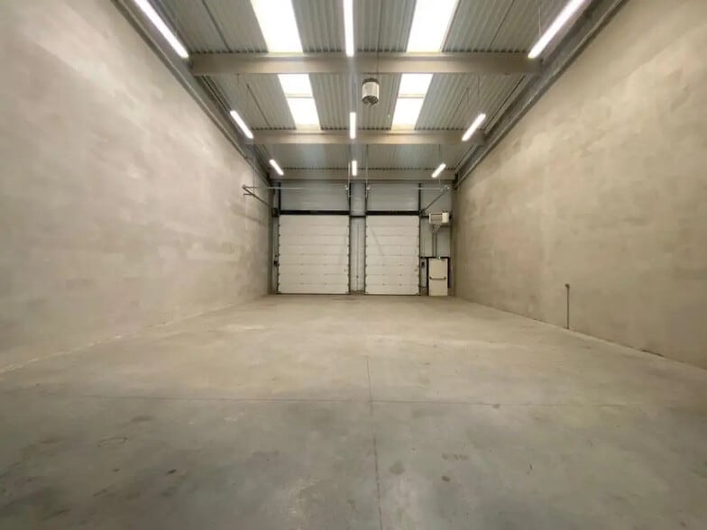 Local d’activités dans Saint-Quentin-Fallavier à louer - Photo de l’immeuble – Image 2 sur 9