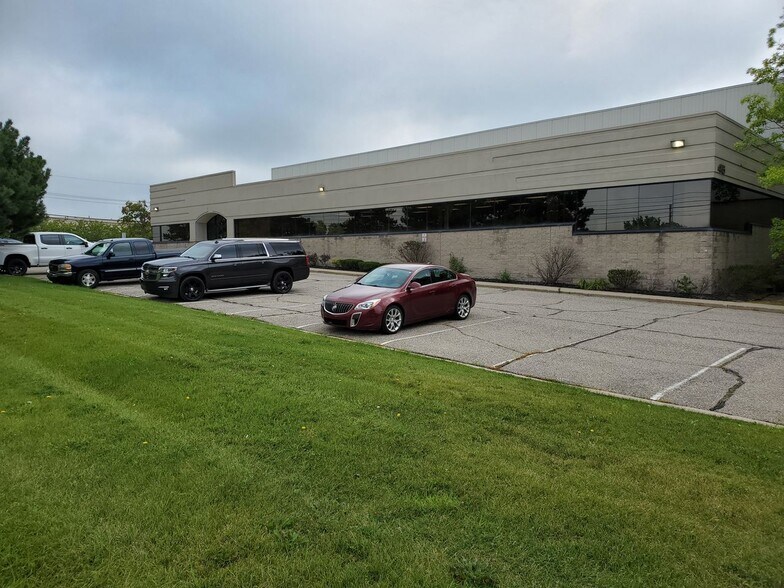 45 Northpointe Dr, Lake Orion, MI à louer - Photo de l’immeuble – Image 3 sur 6