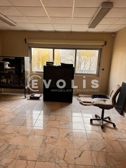 Local d'activités dans Buc à vendre - Photo intérieure – Image 1 sur 11