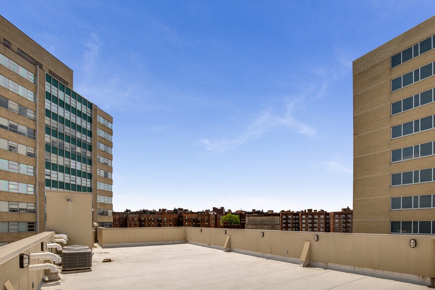 9717 64th Rd, Rego Park, NY à louer - Photo de l’immeuble – Image 3 sur 12