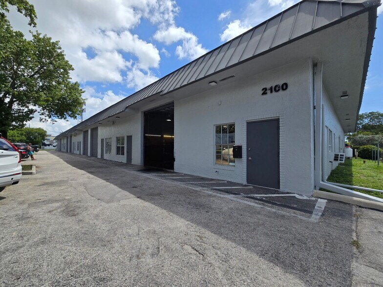 2100 N Powerline Rd, Pompano Beach, FL à louer - Photo de l’immeuble – Image 2 sur 2