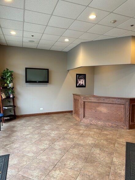 568 Brook Forest Ave, Shorewood, IL à louer - Hall d’entrée – Image 2 sur 3