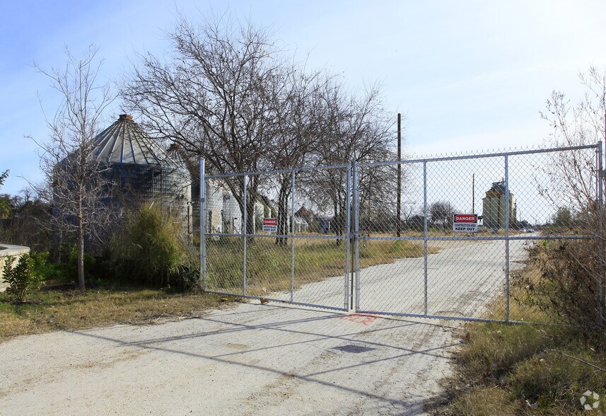 423 Blue Star, San Antonio, TX à louer - Photo de l’immeuble – Image 3 sur 94