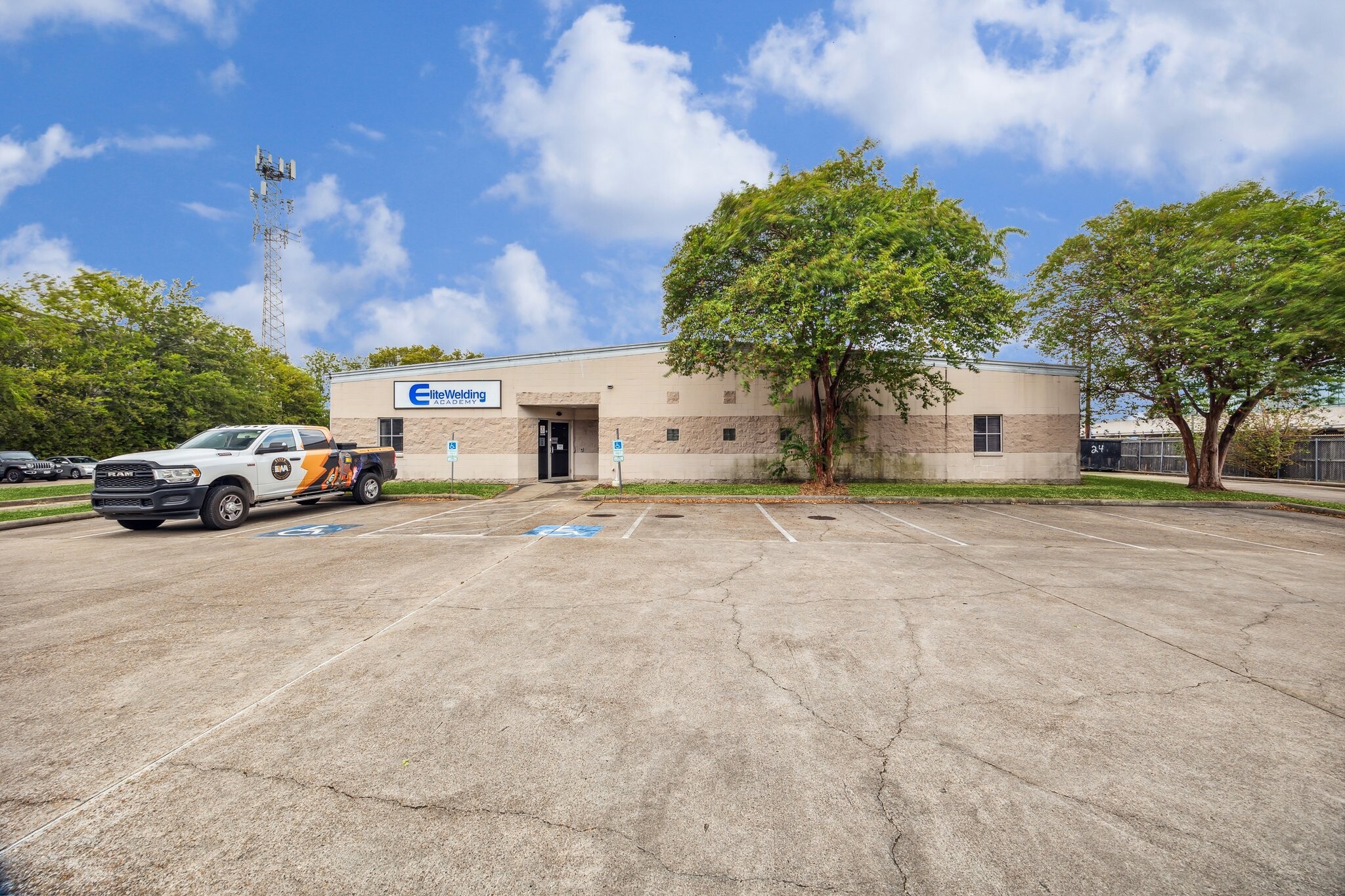 7119 Village Way, Houston, TX à louer Photo principale– Image 1 sur 22