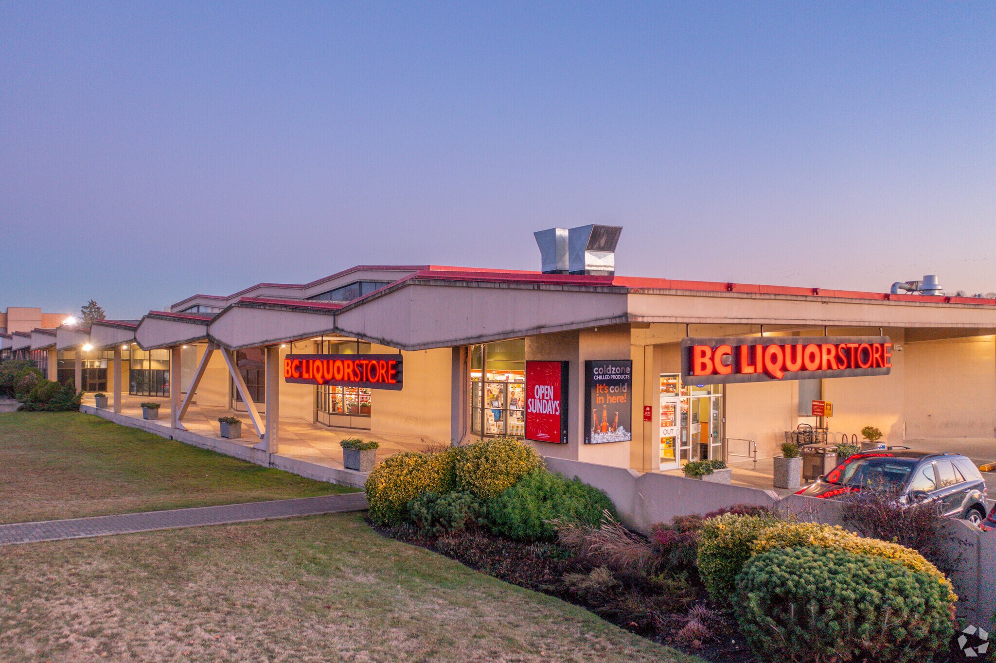 3150-3260 Broadway E, Vancouver, BC à louer Photo principale– Image 1 sur 10