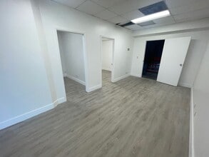 4700 N Dixie Hwy, Oakland Park, FL à louer Photo intérieure– Image 2 sur 13