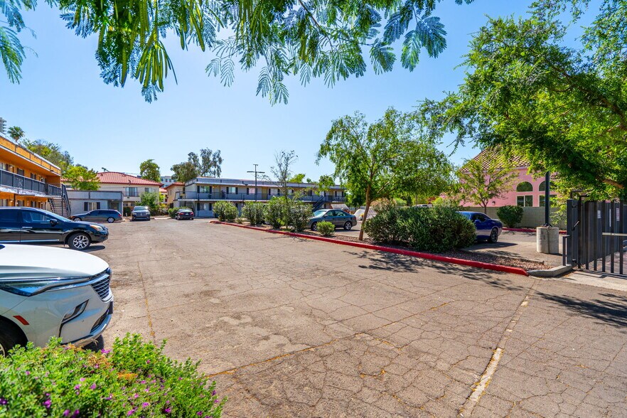Heart of Tempe | 33-Units portefeuille de 2 biens à vendre sur LoopNet.fr - Photo de l’immeuble – Image 2 sur 21