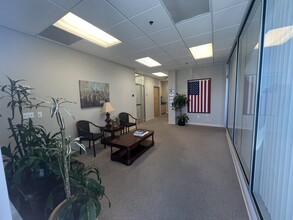 28338 Constellation Rd, Valencia, CA à louer Hall d’entrée– Image 2 sur 4