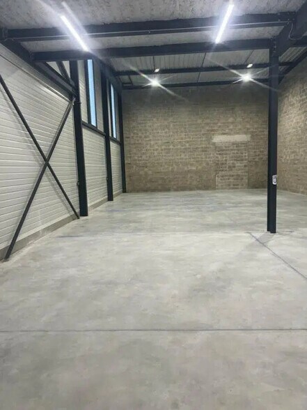 Local d’activités dans Lieusaint à louer - Photo de l’immeuble – Image 1 sur 5