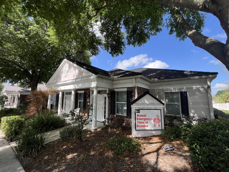 693 W Lumsden Rd, Brandon, FL à vendre - Photo de l’immeuble – Image 2 sur 35