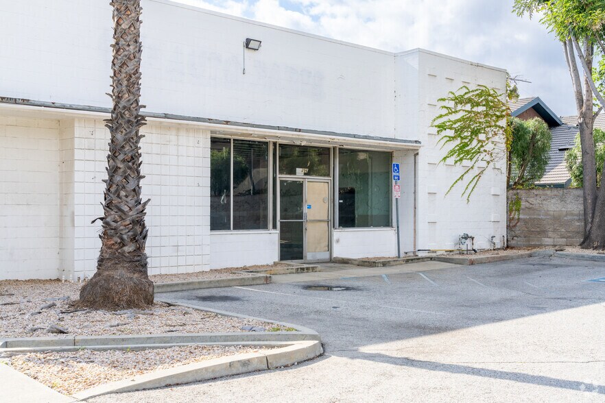 296 5th Ave, Upland, CA à vendre - Photo de l’immeuble – Image 3 sur 4