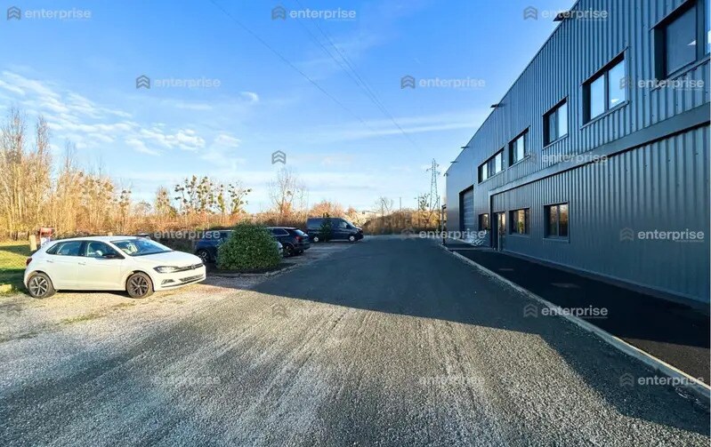 Local d'activités dans Verberie à vendre - Photo de l’immeuble – Image 3 sur 9