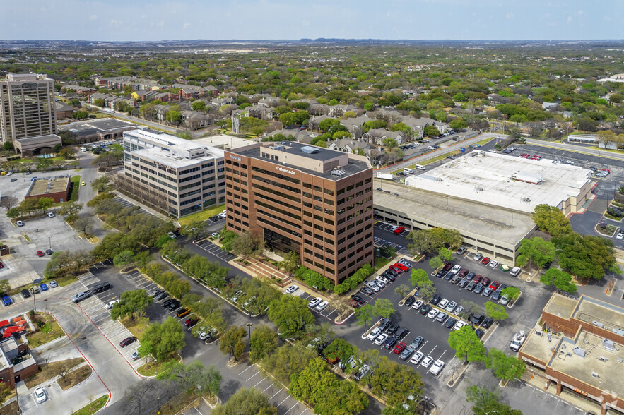 9901 W IH-10, San Antonio, TX à louer - Photo de l’immeuble – Image 1 sur 5