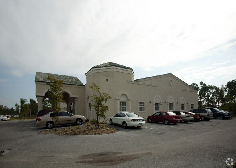 7981 Gladiolus Dr, Fort Myers, FL à vendre - Photo de l’immeuble – Image 3 sur 6