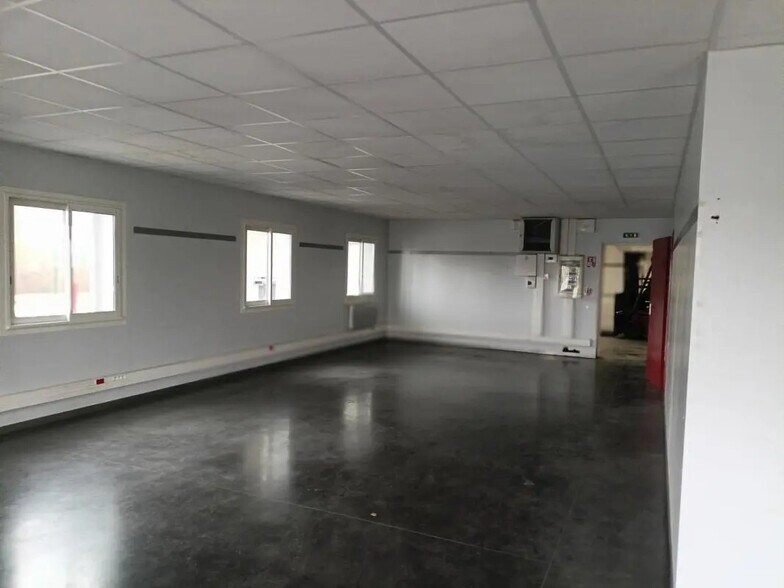 Local d’activités dans Saucats à louer - Photo de l’immeuble – Image 3 sur 7