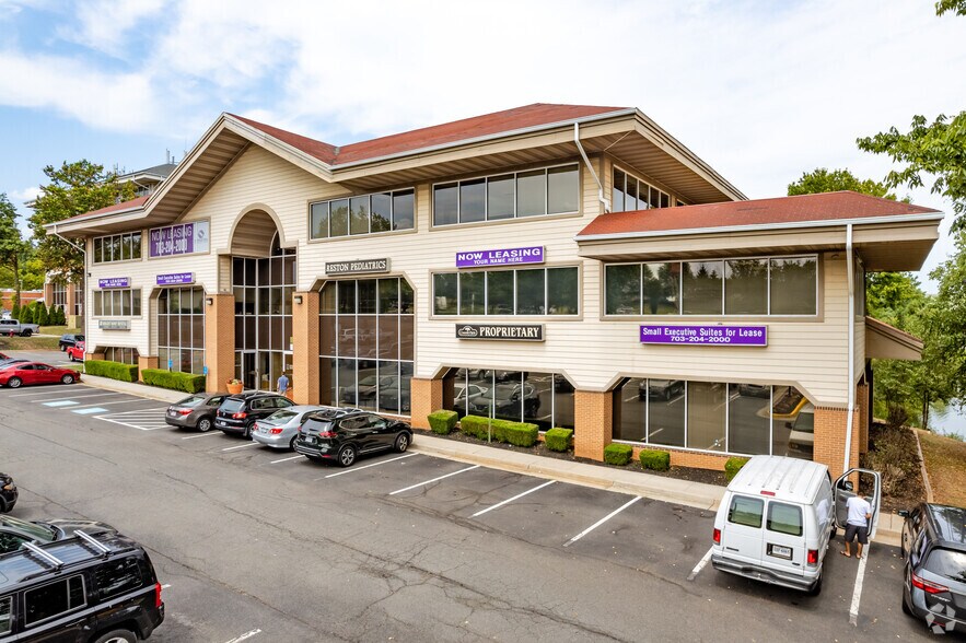 6 Pidgeon Hill Dr, Sterling, VA à louer - Photo de l’immeuble – Image 2 sur 10