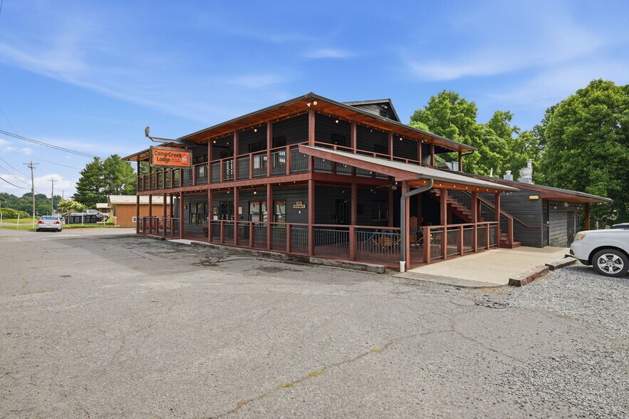2000 N Bridge St, Elkin, NC à vendre - Photo de l’immeuble – Image 2 sur 30