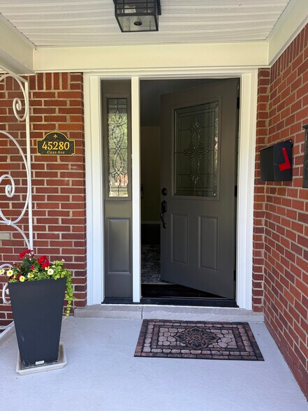 45280 Cass Ave, Utica, MI à louer - Photo de l’immeuble – Image 1 sur 5