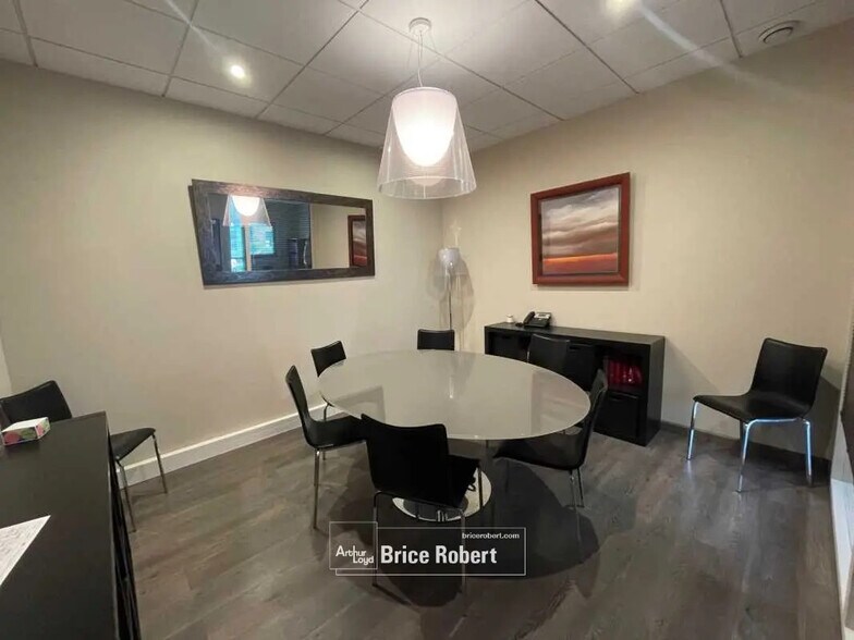 Bureau dans Bron à vendre - Photo de l’immeuble – Image 2 sur 7