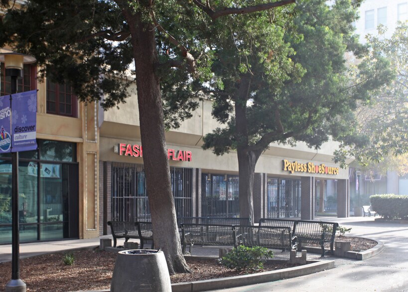 2013-2021 Mariposa Mall, Fresno, CA à louer - Photo de l’immeuble – Image 2 sur 6