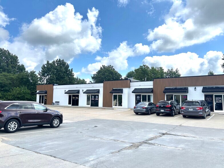 11109-11129 N Oak Tfwy, Kansas City, MO à louer - Photo de l’immeuble – Image 2 sur 6