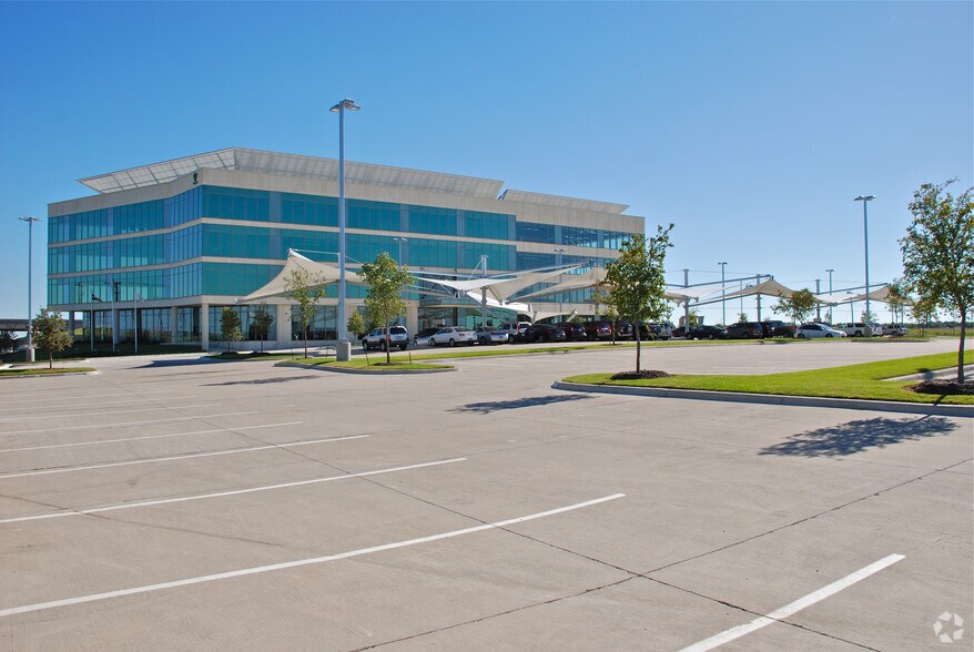 5900 S Lake Forest Dr, McKinney, TX à louer - Photo de l’immeuble – Image 2 sur 49