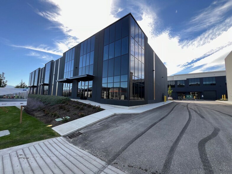 2090 Pier Mac Way, Kelowna, BC à louer - Photo principale – Image 1 sur 1