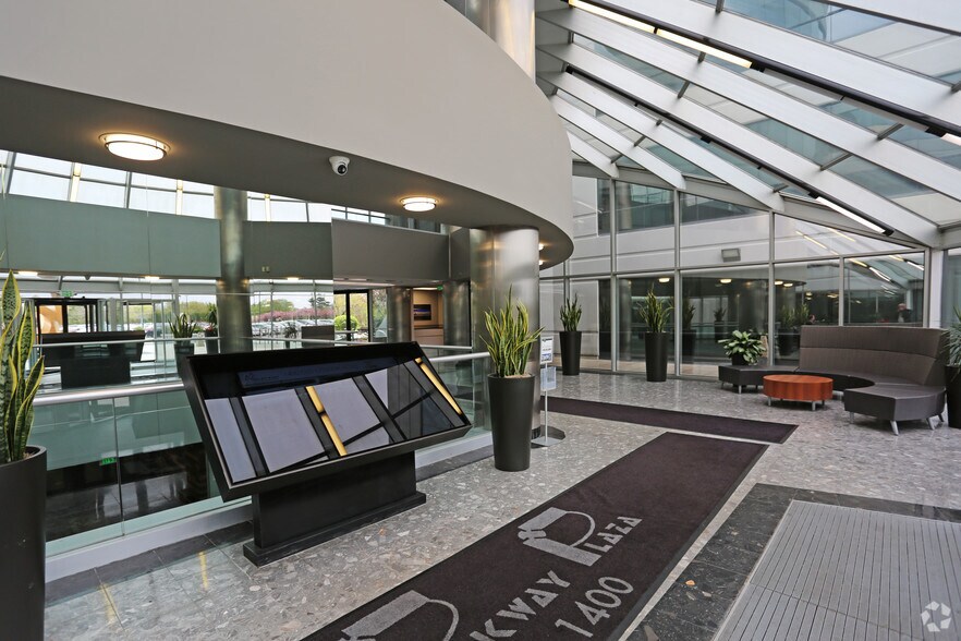 1400 Old Country Rd, Westbury, NY à louer - Hall d’entrée – Image 3 sur 19
