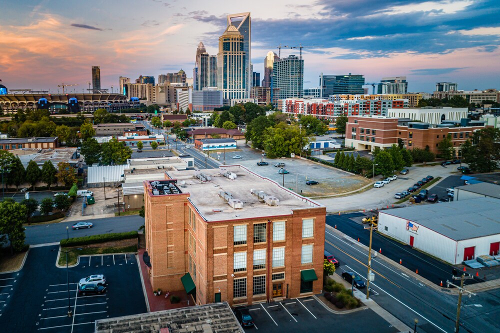 1300 S Mint St, Charlotte, NC à louer Photo de l’immeuble– Image 1 sur 11