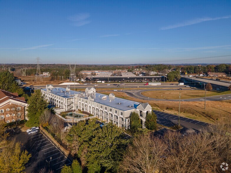 6650 Bay Cir, Peachtree Corners, GA à vendre - Photo de l’immeuble – Image 1 sur 9