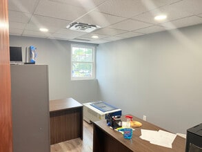 80 E Old Country Rd, Mineola, NY à louer Photo intérieure– Image 2 sur 13