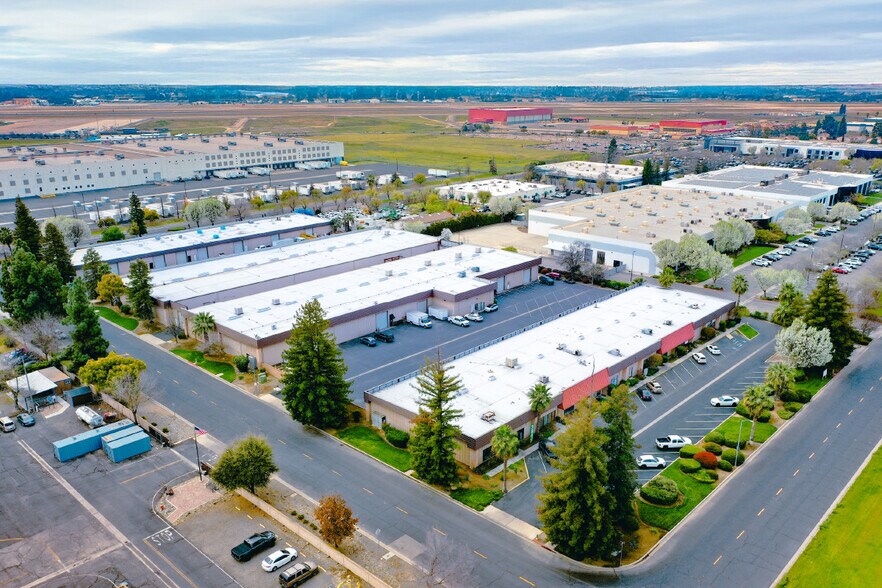 105 W Dakota Ave, Clovis, CA à louer - Photo de l’immeuble – Image 3 sur 7
