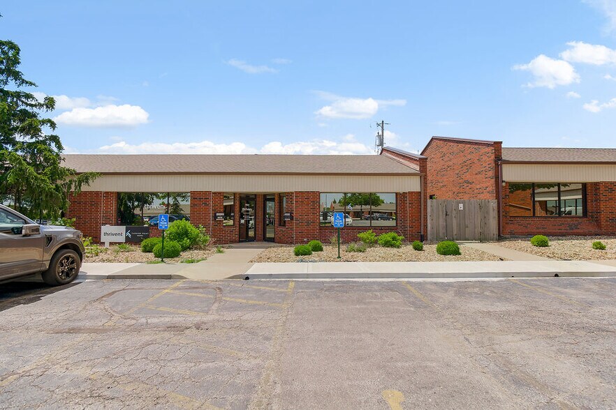 1924 NW Copper Oaks Cir, Blue Springs, MO à vendre - Photo de l’immeuble – Image 2 sur 13