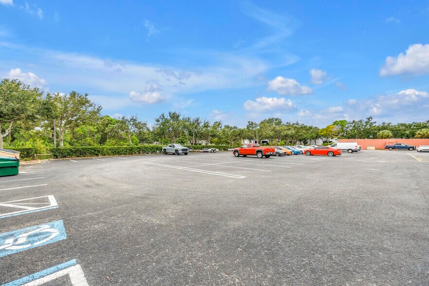 1780 102nd Ave N, Saint Petersburg, FL à louer - Photo de l’immeuble – Image 3 sur 11