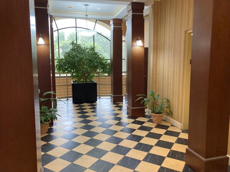 1500 Mahan Dr, Tallahassee, FL à louer - Photo intérieure – Image 2 sur 16