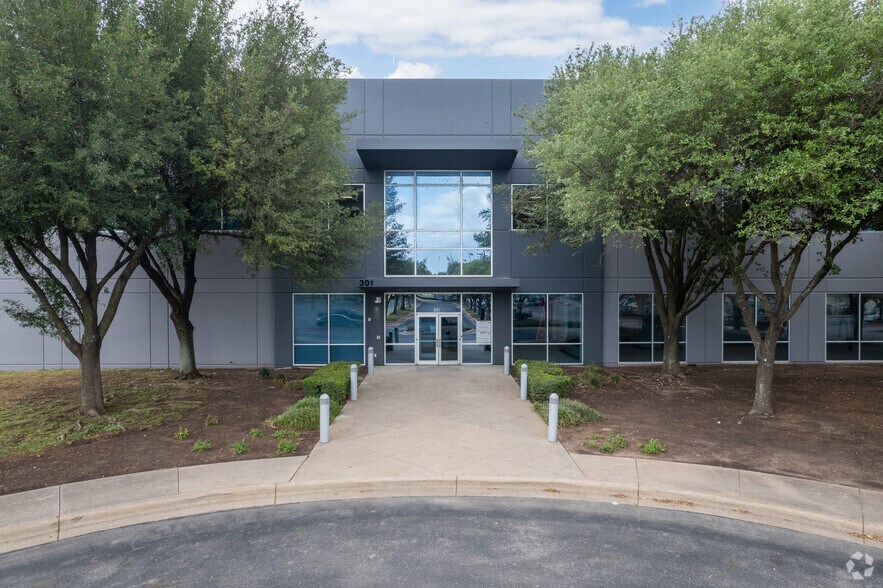 301 W Howard Ln, Austin, TX à louer - Photo de l’immeuble – Image 1 sur 21