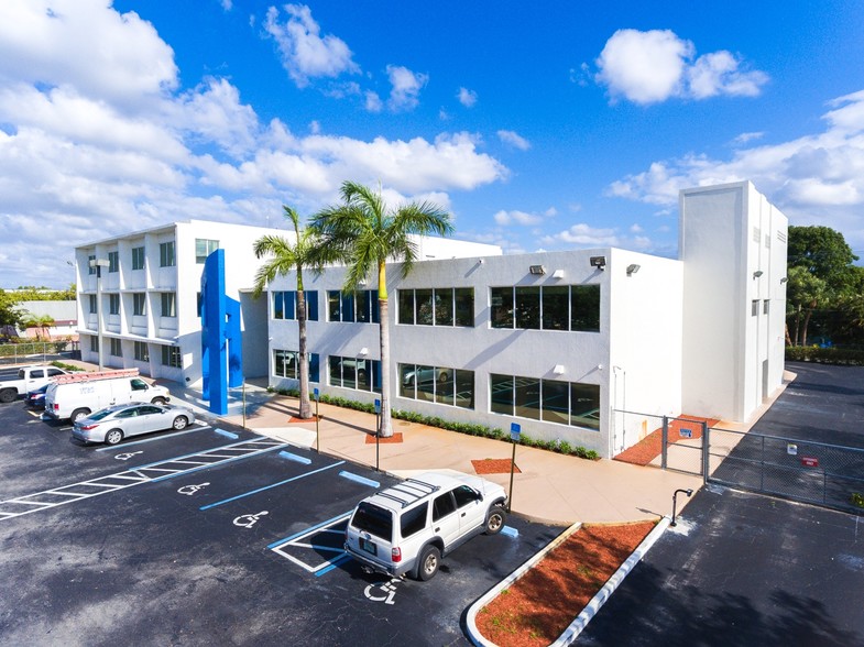 3521 W Broward Blvd, Fort Lauderdale, FL à louer - Photo de l’immeuble – Image 1 sur 4