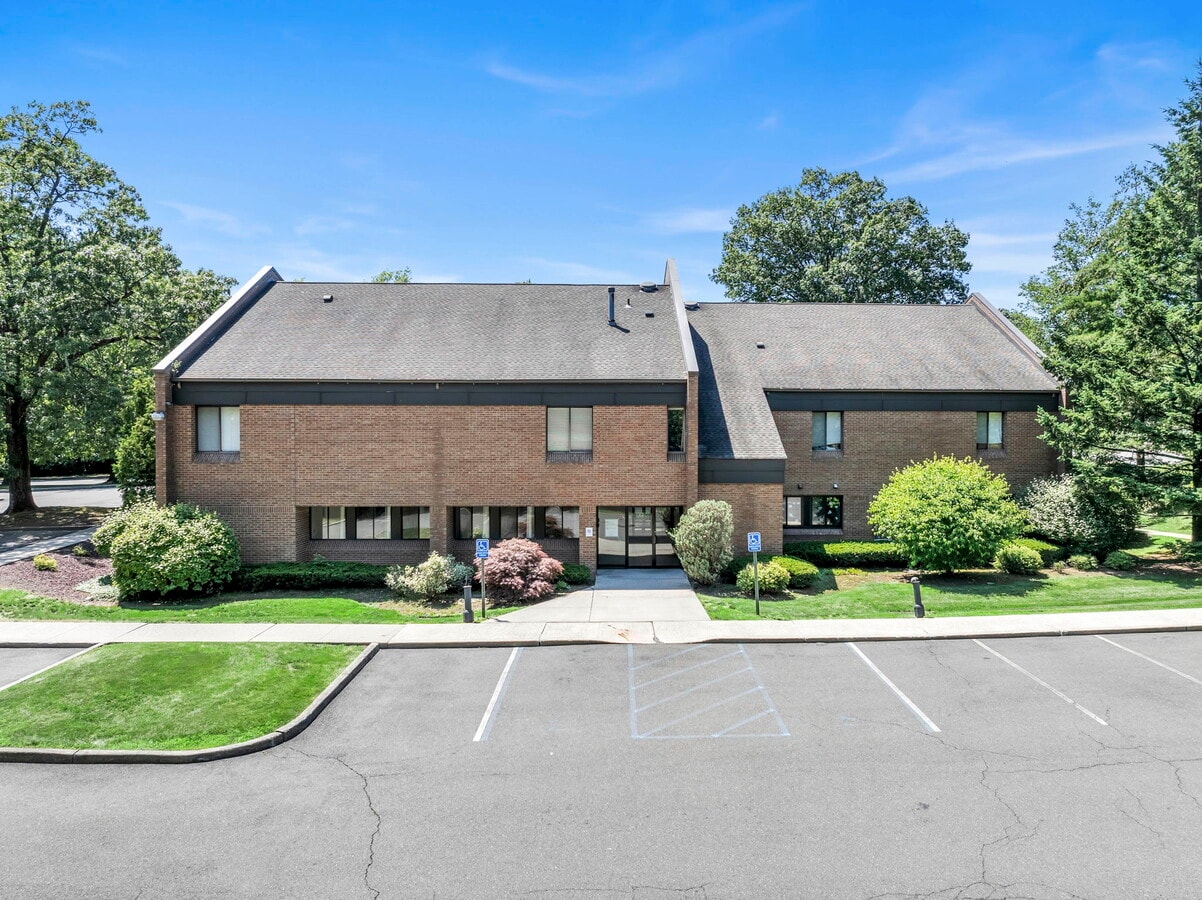 99 Dutch Hill Rd, Orangeburg, NY 10962 - Lot 103 -  - Photo intérieure - Image 1 of 15