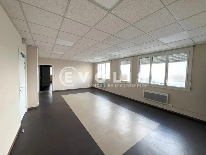 Bureau dans Dury à louer - Photo de l’immeuble – Image 2 sur 5