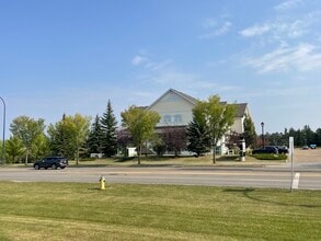 1207 91 St SW, Edmonton, AB à louer Photo intérieure– Image 1 sur 7