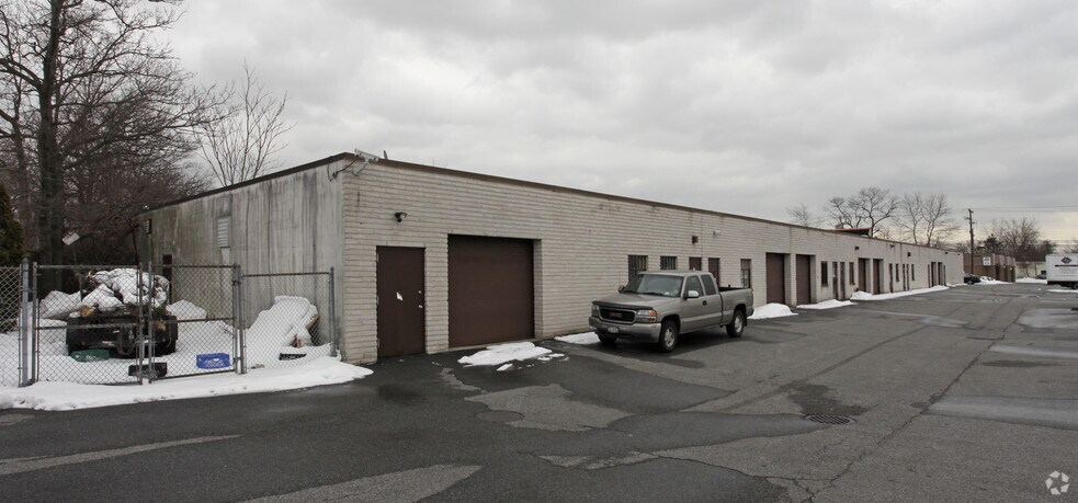 289 Suburban Ave, Deer Park, NY à louer - Photo de l’immeuble – Image 3 sur 3