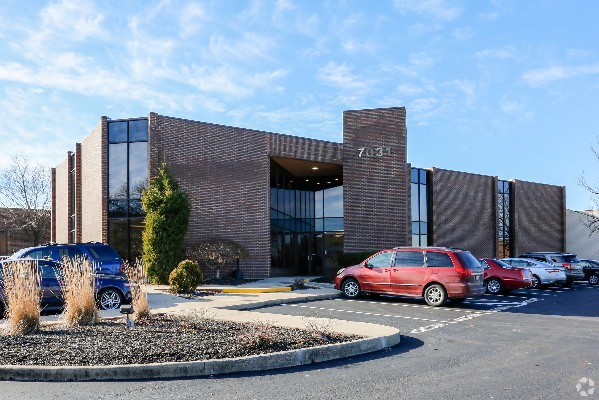 7031 Corporate Way, Dayton, OH à louer Photo principale– Image 1 sur 4