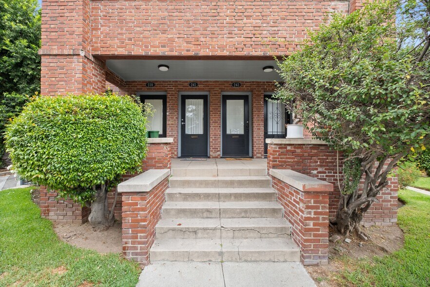 239 E Villa St, Pasadena, CA à vendre - Photo de l’immeuble – Image 3 sur 17