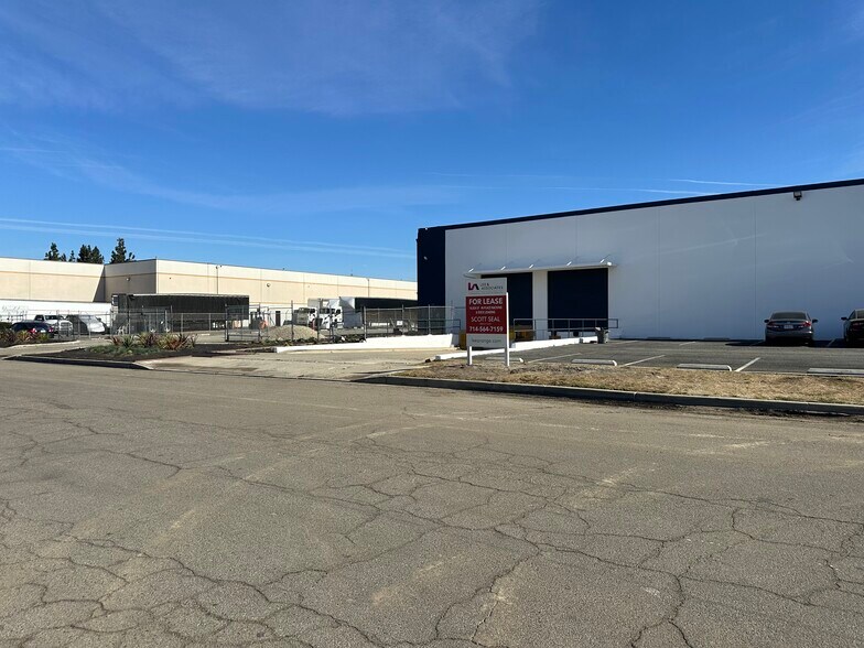 2325 Raymer Ave, Fullerton, CA à vendre - Photo de l’immeuble – Image 1 sur 1