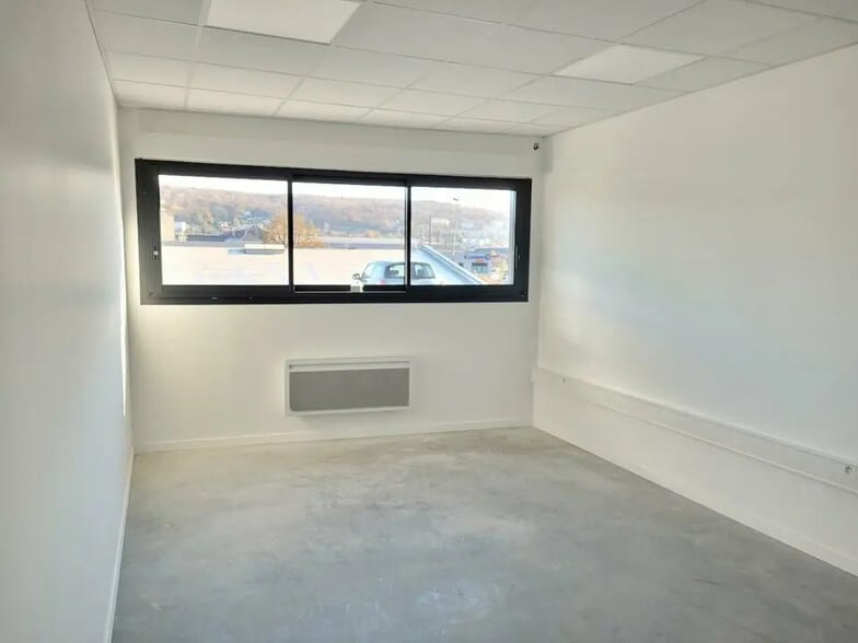 Local d’activités dans BAPEAUME-LES-ROUEN à louer - Photo de l’immeuble – Image 2 sur 10